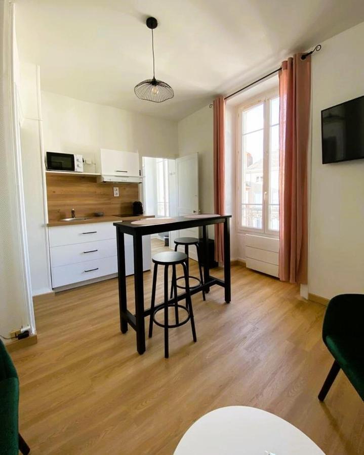 Au Coeur De Ville Laval  Ruang foto